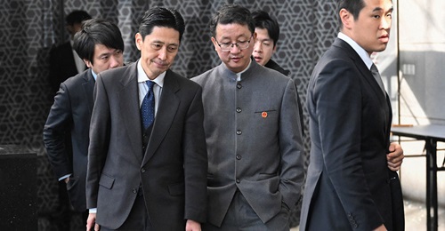 Masaaki Kanai and Chinese Director-General of the Department of Asian Affairs Liu Jinsong