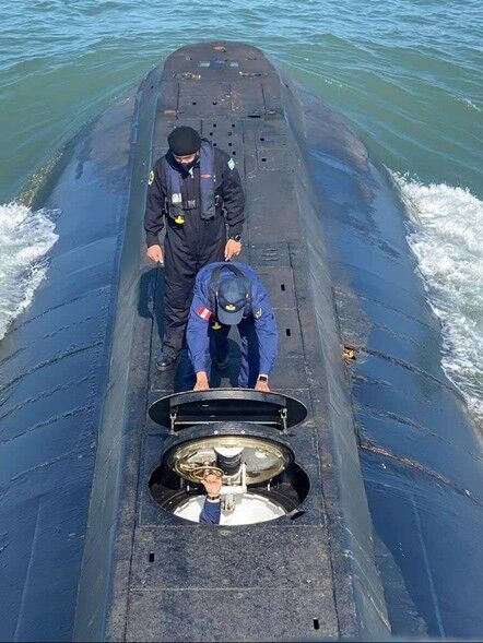 Argentine sailors train aboard Peruvian submarine.