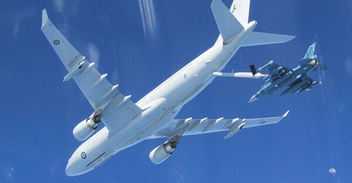 An RAAF KC-30A MRTT aircraft refuels a JASDF Mitsubishi F-2A over Japan in April 2022.