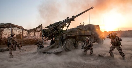 French soldiers fire a CAESAR in support of Iraqi forces near Al-Qaim during Operation 'Roundup' in May 2018.