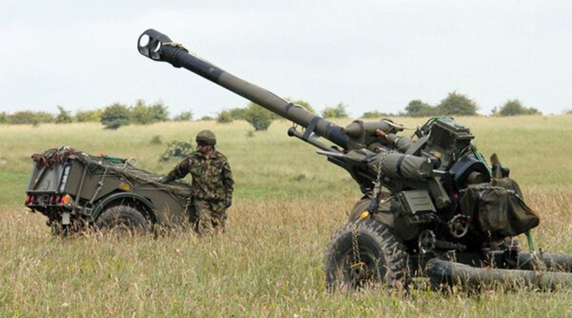 An L118 Light Gun waiting to be airlifted by an RAF Chinook.