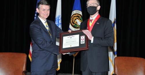 Douglas Bush (left), then the Acting Assistant Secretary of the Army for Acquisition, Logistics, and Technology, and Timothy Goddette (right), at a ceremony at the Detroit Arsenal in Michigan in May 2021.