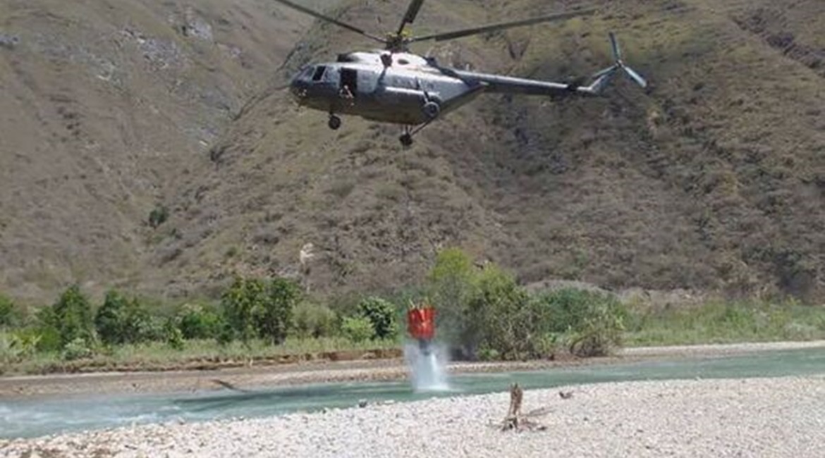 A Peruvian Mil Mi-17 helicopter collecting water from Lake Huacarpay to fight wildfires on 8 August 2021.
