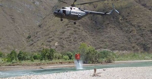 A Peruvian Mil Mi-17 helicopter collecting water from Lake Huacarpay to fight wildfires on 8 August 2021.