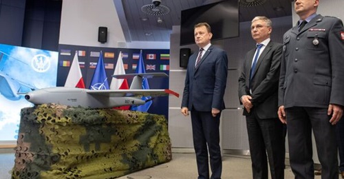 Colonel Artur Kuptel, head of the Polish Armaments Agency (right), signed a contract with WB Group president Piotr Wojciechowski (centre) in the presence of Polish Deputy Prime Minister and Minister of National Defence Mariusz Blaszczak (left) on the G...