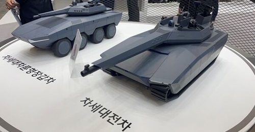Hyundai Rotem is developing a next-generation wheeled armoured vehicle (left) and main battle tank (right). Scale models of both platforms were displayed at the DX Korea 2022 exhibition.