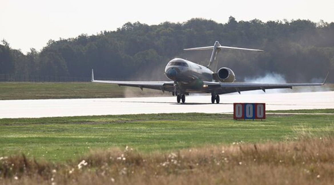 The fifth of five Global 6000 business jets to be converted to the GlobalEye configuration for the UAE arrives at Saab's Linkoping facility in Sweden.
