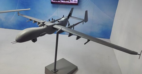 A model mock-up of the IAI Heron Mk 2 displayed by Hindustan Aeronautics Limited during Defexpo 2022 shows the aircraft with six wing hardpoints.