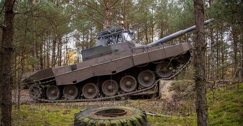 Four weeks of training of the first eight Czech tank drivers and instructors have been completed at the Bundeswehr Streitkräftebasis support command's driver training centre in Munster using the driver training variant of the Leopard 2A4s that are...