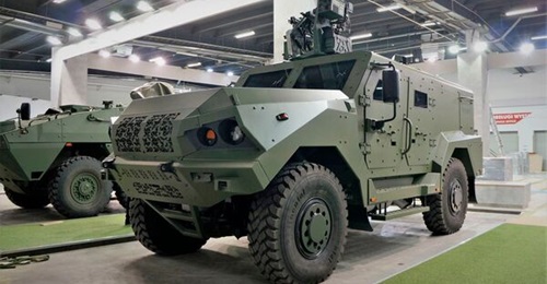HSW unveiled a 4×4 multipurpose armoured vehicle, pictured with a ZSMU A5 RCWS,at MSPO 2021.