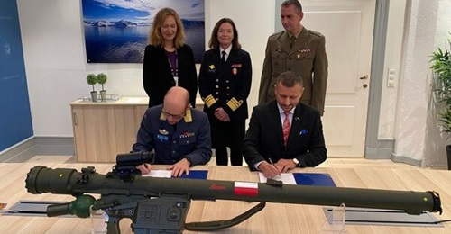 Mesko vice-president Przemyslaw Kowalczuk (right), and Brigader Jarle Nergård, head of the NDMA's air systems division (left), signed a contract on 29 November for Piorun MANPADS for the Norwegian Army. Behind them (from left to right): NDMA Direc...
