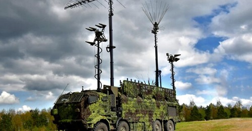 The STARKOM tactical communication jammer with all four antenna masts extended to a height of 8 m.
