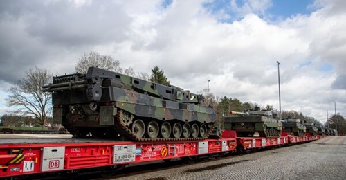 A Büffel armoured recovery vehicle (left) and Leopard 2A6 tanks (right) for Ukraine being loaded on a train in Bergen-Belsen, Germany.