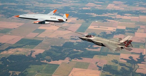Boeing's MQ-25A Stingray T1 test asset transfers fuel to a US Navy F-35C on 13 September during a flight test mission, in which 125 kg of fuel was transferred over roughly 10 seconds.