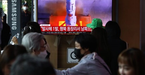 South Koreans watch a television broadcast showing a file image of a North Korean rocket launch at Seoul railway station on 31 May. A rocket carrying what North Korea claims to be a reconnaissance satellite crashed into the Yellow Sea (West Sea) soon a...