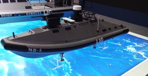 A model of the Sea Sword-5 USV by LIG Nex1 on display at MADEX 2023.