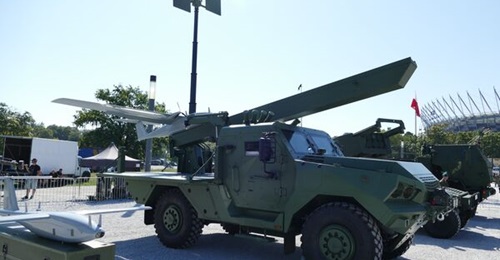 The 4×4 Waran launcher vehicle of the Gladius system with the FT-5 tactical reconnaissance UAV mounted. To the left is the training version of the BSP-U strike UAV.