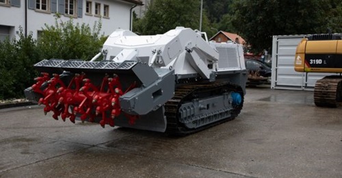Switzerland's Federal Department of Defence, Civil Protection, and Sports received a remote-controlled mine-clearing vehicle on 29 August from the Digger Foundation for delivery to Ukraine.