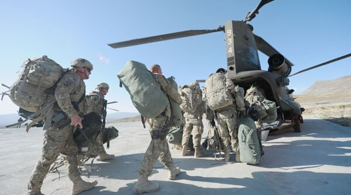 US soldiers boarding a Chinook helicopter in the Gardez district of Afghanistan's Paktia Province in 2011. USCENTCOM announced on 15 June that the Pentagon has already completed more than 50% of the military retrograde process in Afghanistan.