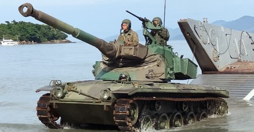 The Brazilian SK105A2S Kürassier tank is armed with a 105 mm cannon, a coaxial 7.62 mm medium machine gun, and a 12.7 mm heavy machine gun.
