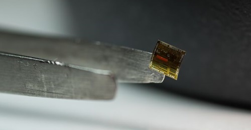 A new, flexible silicon-on-polymer chip developed by the US Air Force Research Laboratory (AFRL) and American Semiconductor has a memory capability 7,000 times higher than the current slate of flexible, integrated circuits on the market.