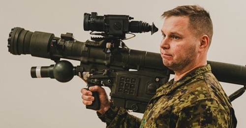 The ECDI has delivered the Piorun to the EDF (photo of Lt Col Lelov holding the MANPADS).