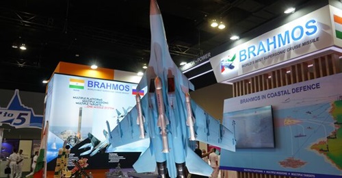 BrahMos Aerospace showcased a scaled version of the Sukhoi Su-30 fighter jet armed with three BrahMos cruise missiles at the DSA 2024 exhibition.