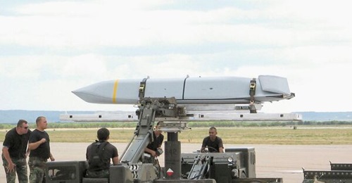US Air Force armourers handle a JASSM-ER missile of the type that Finland is to acquire for its F-35As.