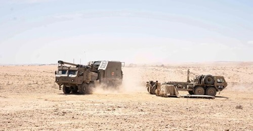 A Roem SPH with an ammunition supply vehicle.