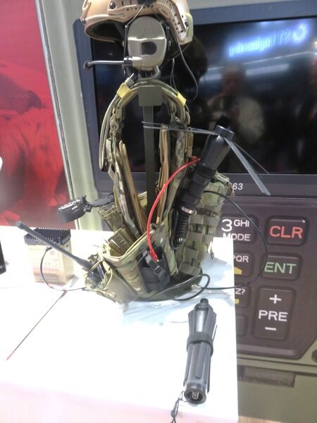 The EVO-A-SAT 8P RRAO in its MOLLE-mounted on-the-move mode with the radiant elements extended (rear), and folded for stowage (front). Displayed by Elettronica Marittima at Eurosatory 2024.