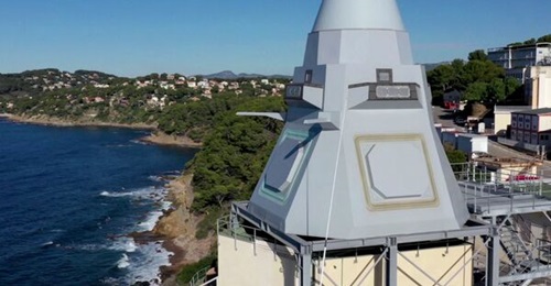 A dual-face Sea Fire system is installed at SESDA in a replica of the FDI integrated mast.