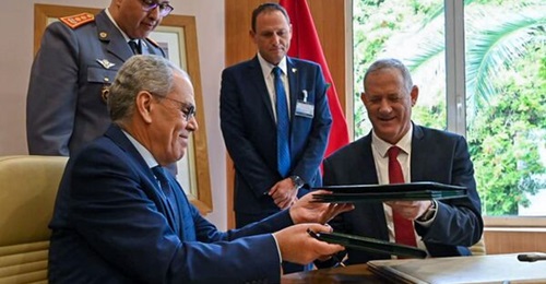 Israeli Minister of Defense Benny Gantz and Moroccan Minister Delegate to the Head of Government in Charge of National Defence Abdellatif Loudiyi at the signing ceremony.