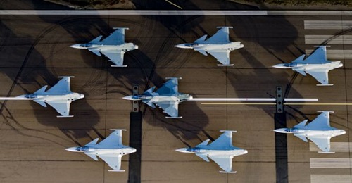 To mark the onset of serial production deliveries, Saab flew an eight-ship formation of test and serial Gripen Es for both Sweden and Brazil.