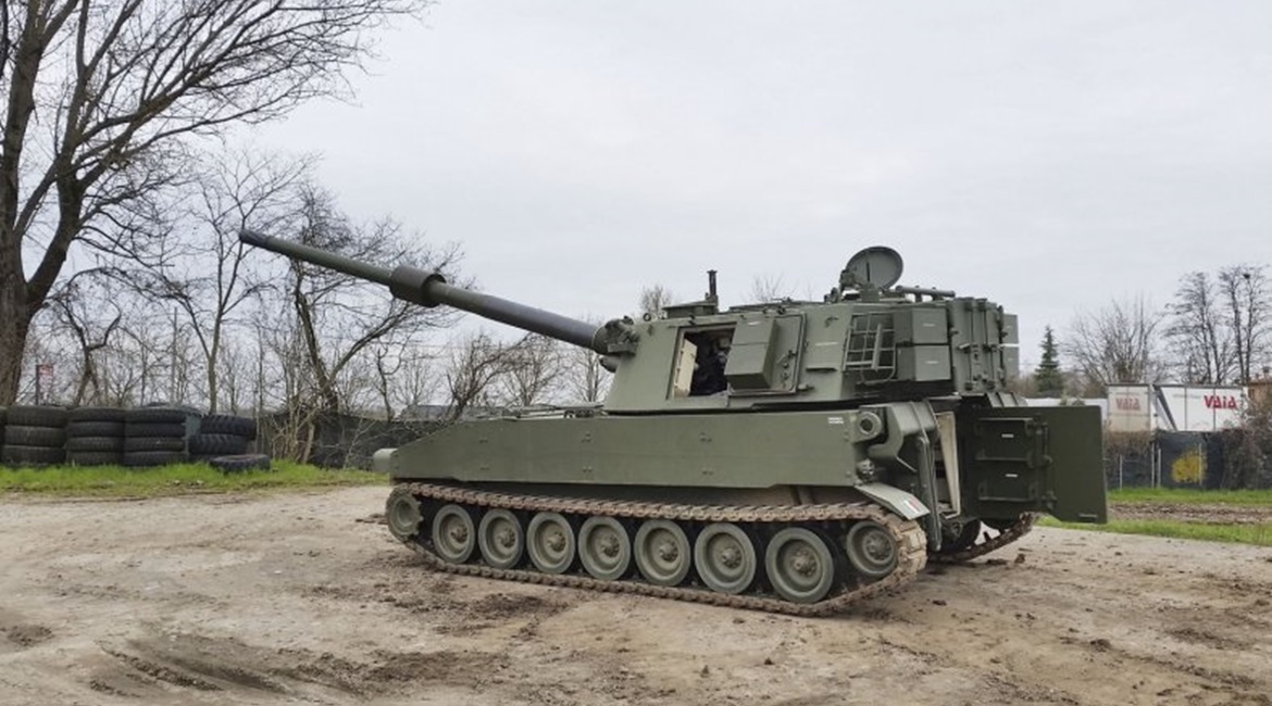 An upgraded Italian M109L from the rear fitted with the Leonardo 155 mm/52 calibre ordnance partly elevated, and with spades either side of the hull in raised position.