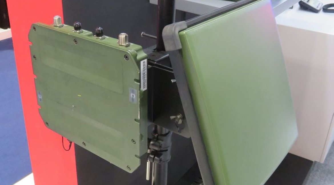 The Harris RF-7850W HCLOS, which now has a frequency-hopping capability, displayed at IDEX 2019. The radio is on the left and the point-to-point antenna on the right.