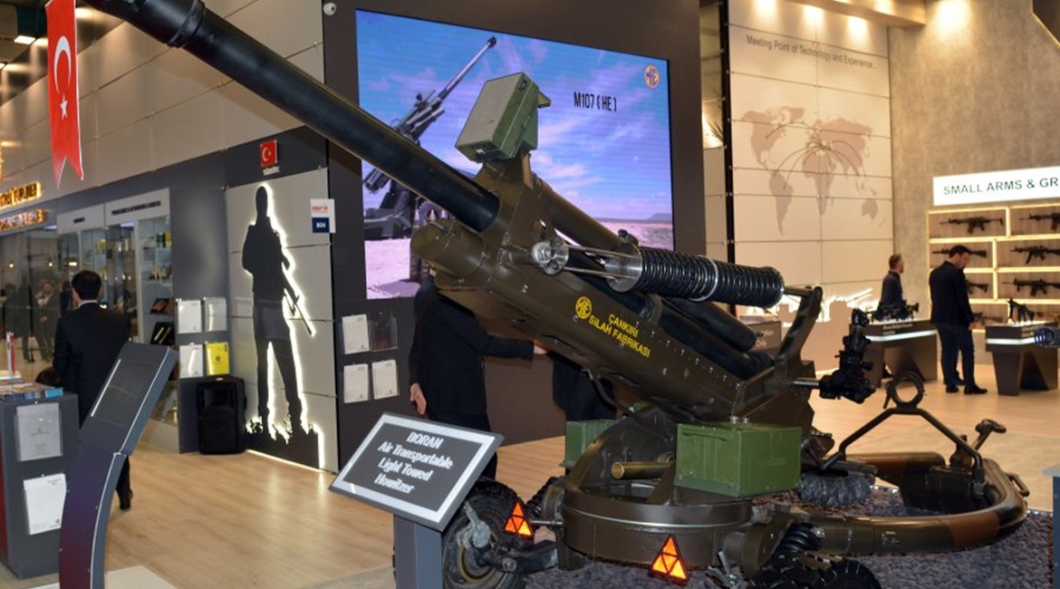 MKEK's Air Transportable Light Towed Howitzer from the front, showing Aselsan's muzzle velocity radar mounted above the 105 mm/30 calibre ordnance.
