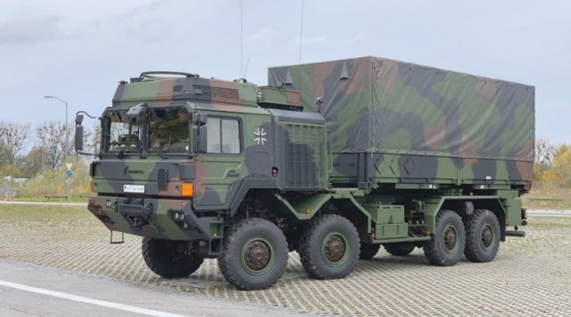 To achieve compliance with turning radius and maximum height regulations, the HX42M is fitted with 395/85 R 20 tyres, and the HX44M with smaller 365/85 R 20 tyres.