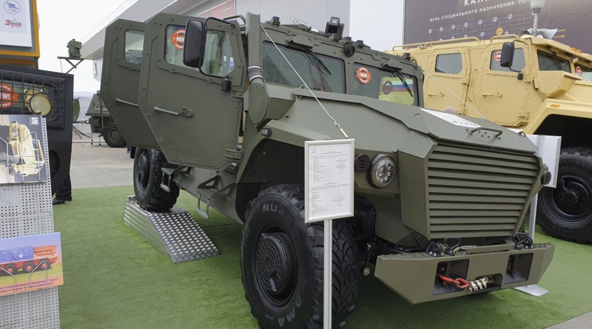 The AMN-2 was one of two variants of the new Atlet (Athlete) 4×4 protected multirole vehicle presented by VPK at Army 2019.