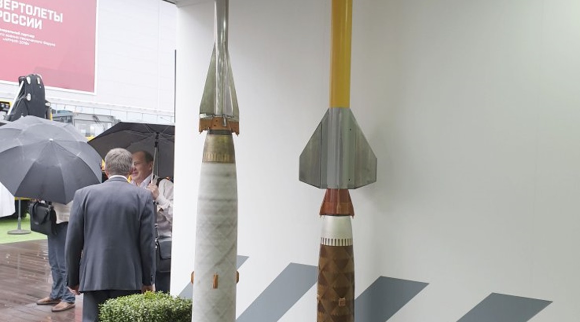 The new high-speed missile (left) and legacy 57E6 missile (right) were shown by KBP at the Army 2019 exhibition. Pantsir-S1M model is partially visible on the right.