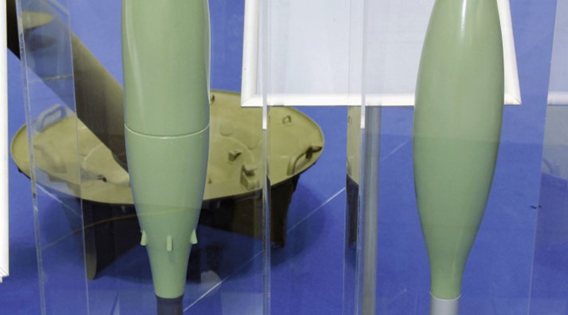 A Serbian 120 mm bomb fitted with a nose-mounted guidance/fuze module (right) and a rocket-assisted 120 mm mortar bomb (left).