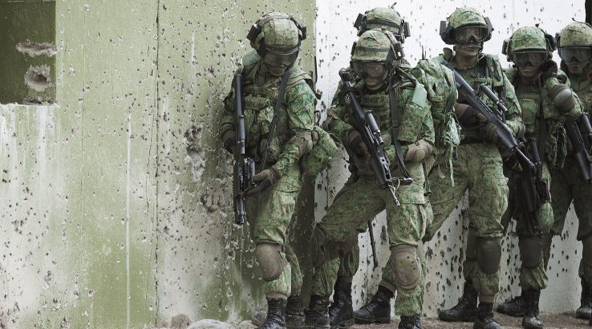 Singapore Army troops seen preparing to enter a mock building during urban warfare instruction. The service will have access to new high-tech urban operations training facilities from 2023.