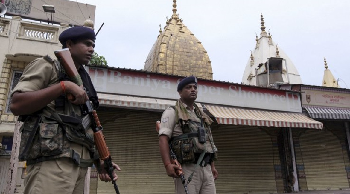 Indian security personnel stand guard next to closed shops in Jammu on 7 August. New Delhi has deployed additional security forces to Jammu and Kashmir following its 5 August decision to revoke the state's special constitutional status.