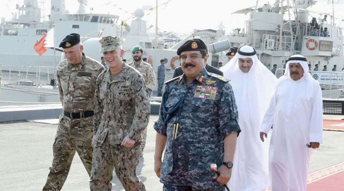 King Hamad visits Salman Navy Base with Vice Admiral James Malloy on 19 August. The upgraded 
        
         can be seen directly behind them, with the same system seen top left on the corvette 
        
        .