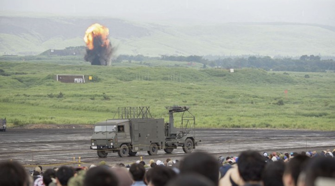 The JGSDF displayed another element of its NEWS road-mobile EWsystem at the 'Fuji Firepower 2019' exercise. The element seen here is designed to cover the VHF frequency band.