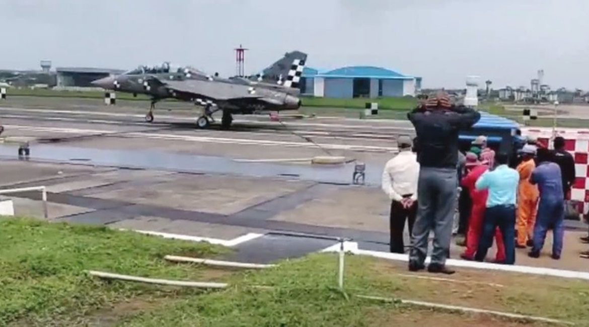 A prototype of India's naval LCA carried out its first arrested landing trial on 13 September at the IN's shore-based test facility at INS Hansa in Goa.