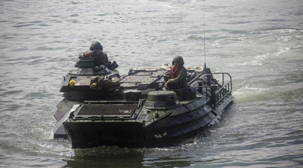 Philippine and US marines drive a Philippine KAAV onto BRP 
        
         (602) in late August.