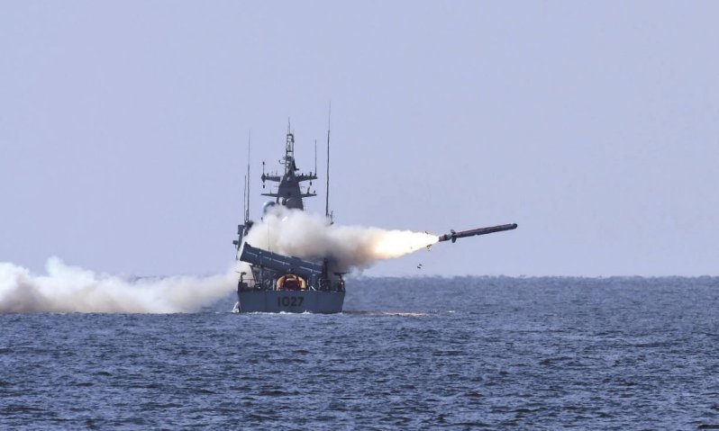 PNS
Himmat
firing the ‘Harbah’ naval cruise missile in January 2018.
(Pakistan Navy)