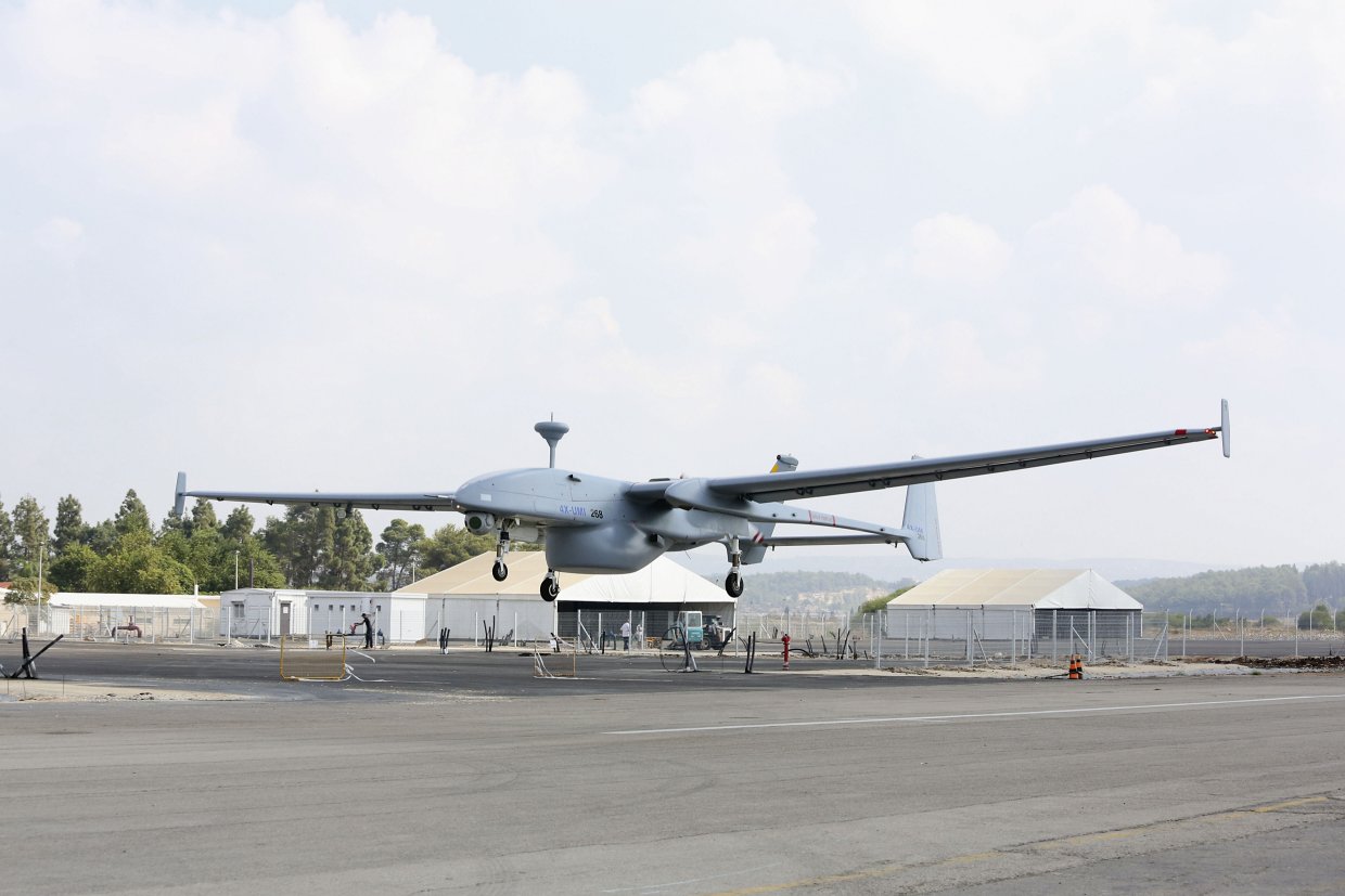 A Heron 1 UAV is seen taking off with an underbelly pod housing a maritime surveillance radar. A similar pod has been seen with at least one of the Heron 1 air vehicles deployed by the Republic of Singapore Air Force at Exercise ‘Forging Sabre’ 2019 in a deleted image seen by
Jane’s
.
(Israel Aerospace Industries)