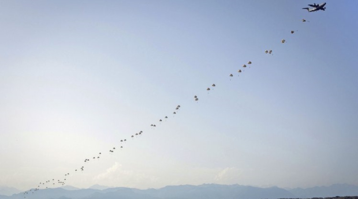 Airbus demonstrated a 'sim sticks' parachute drop of 80 French and Belgian paratroopers on 7 October. The British Army uses a different parachute system and so requires a separate bespoke clearance effort.