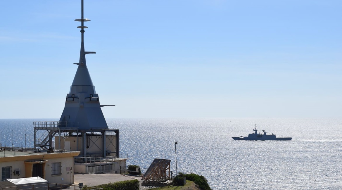 An FDI integrated mast, developed by Naval Group, has been erected at the SESDA  facilities to host the Sea Fire radar.